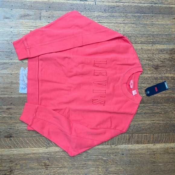 Levi's Tops - ♦️Levi’s crewneck sweater♦️